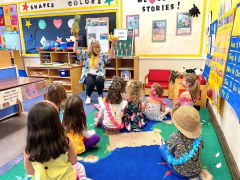 a teacher teaching her students
