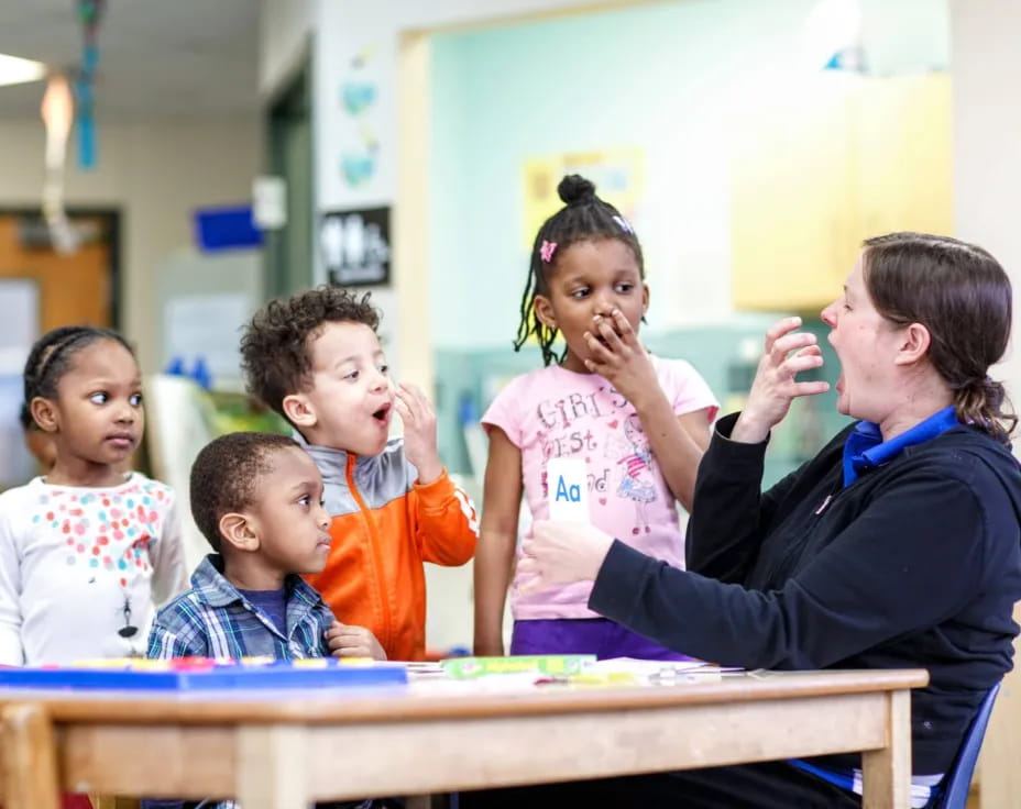 a teacher teaching her students