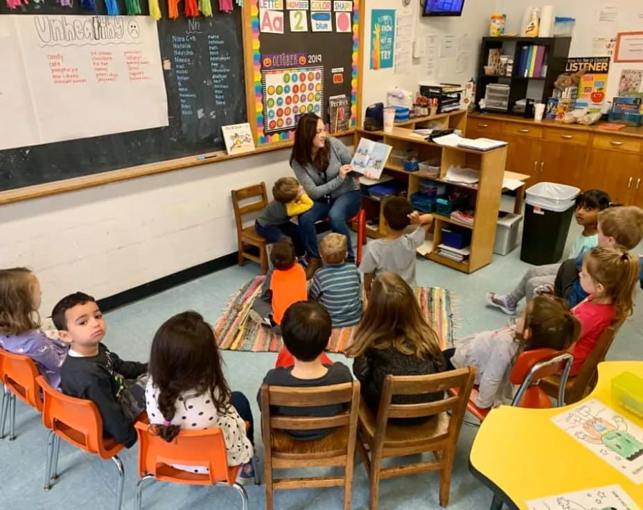 a teacher teaching her students