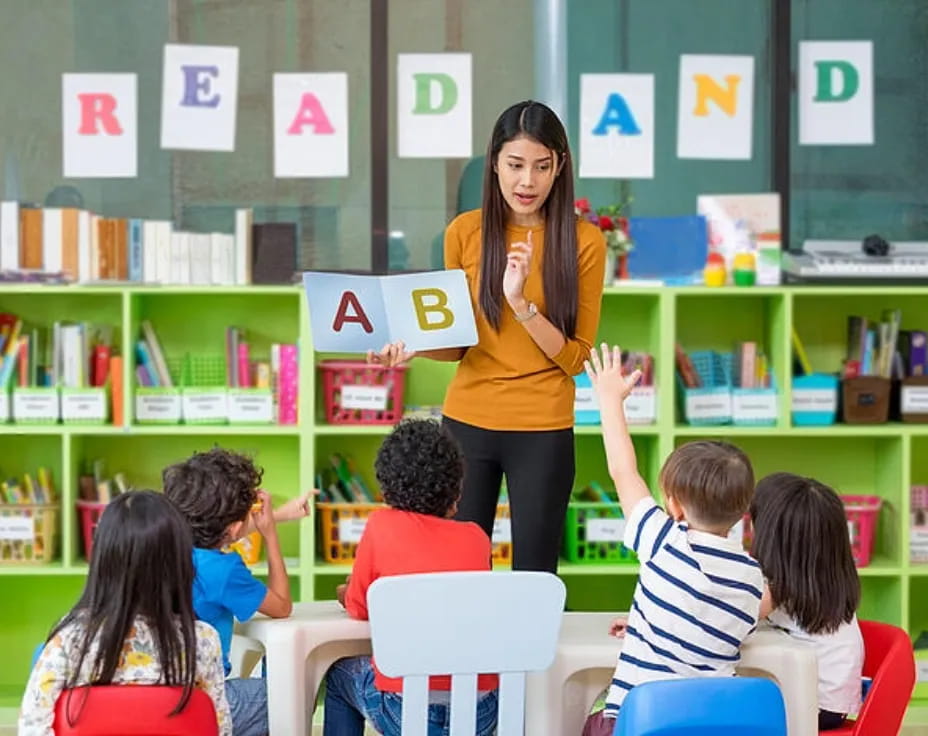 a teacher teaching her students
