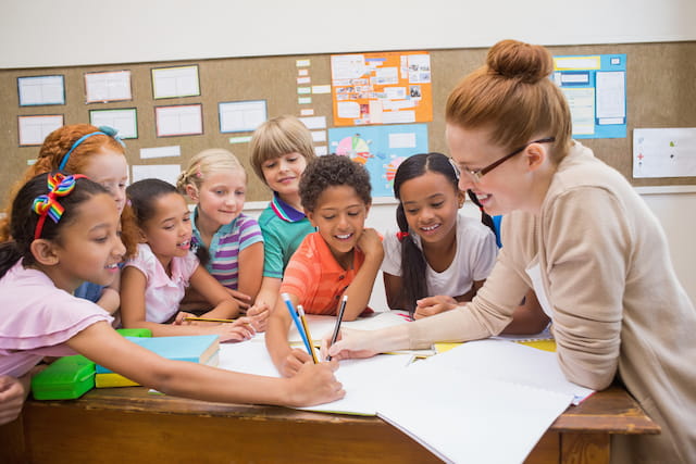 a teacher teaching her students