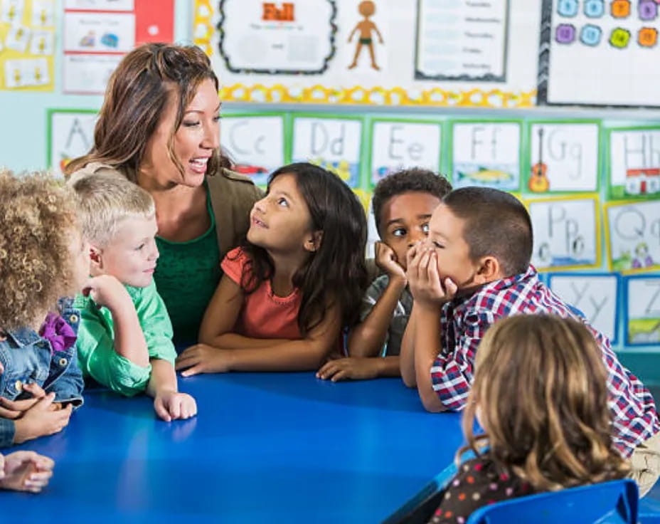 a teacher teaching her students