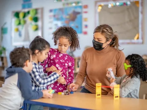 a teacher teaching her students